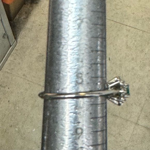 Natural Beautiful, white gold, ladies, diamond and Emerald Ring - Picture 4 of 4